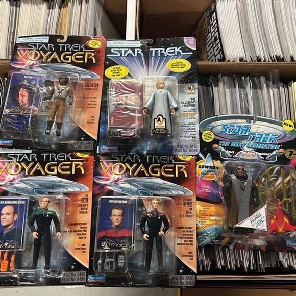 5 Star Trek / Star Trek Voyager Figures on Card (LT. Tom Paris, The Doctor, Klin - Picture 2 of 7